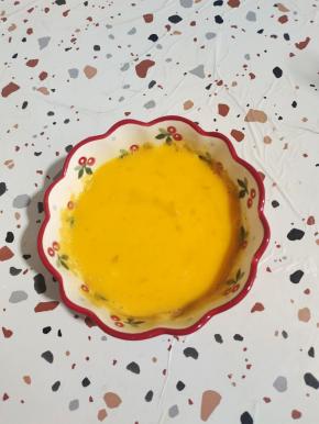 鸡蛋打入碗中，放入少许胡椒粉和盐充分搅拌均匀！