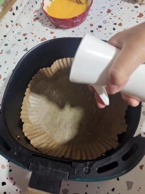 油纸盘放入空气炸锅里，底部用喷油壶喷少许油！