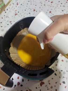 再在表面均匀的喷少许油！