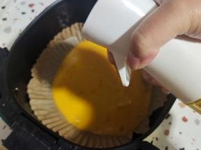 再在表面均匀的喷少许油！