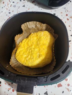 取出，翻个面！再次放入空气炸锅里烤10分钟！(中途可以取出来看看，表面焦黄就可以了！如果鸡蛋少可以适当调整烤的时间！)