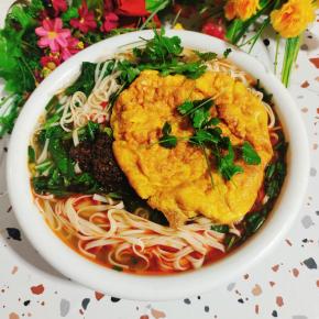 晚餐就吃重庆小面＋炸蛋！妈呀！太香了！