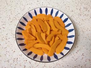 南瓜切成片，上锅蒸15分钟。