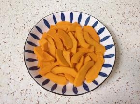 南瓜切成片，上锅蒸15分钟。