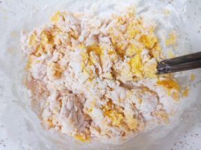 用筷子搅拌成絮状。