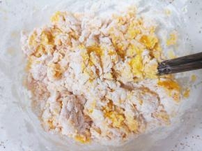 用筷子搅拌成絮状。