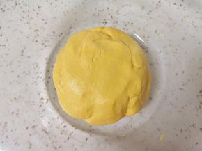 揉成面团静置一会儿。