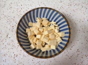 芝士片切成小块。