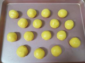 静置好的南瓜糯米面团揉光，分成16g左右一份搓成小团子备用。