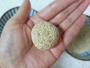 用两只手来回搓一下，让芝麻紧紧的粘在糯米团子上。