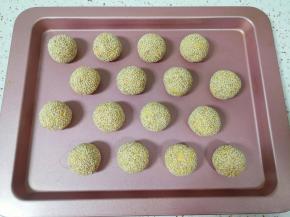 全部做好放在不粘烤盘里。