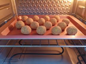 送入预热好的烤箱。