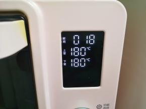 上下管180度烤18分钟（喜欢吃爆浆的那种烤13-15分钟就可以啦）。