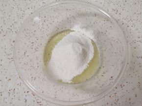 盆里加入玉米油，筛入低筋面粉。