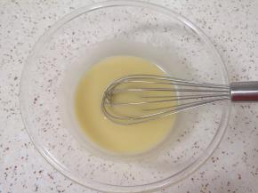 用手动打蛋器混合均匀。