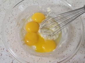 鸡蛋蛋清蛋黄分离，加入蛋黄。
