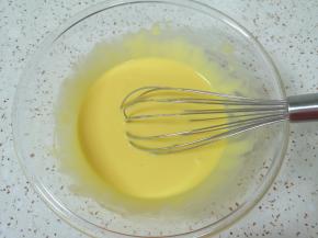 用手动打蛋器呈“Z”字形搅拌混合均匀。