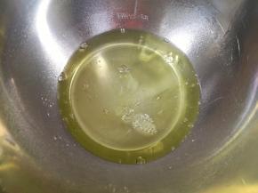 蛋清里面加入几滴柠檬汁。