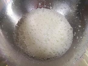 用电动打蛋器低速打发至粗泡状。