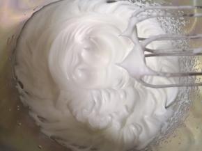 先低速后高速打发至小尖角状。