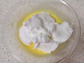 取三分之一打发好的蛋白加入到蛋黄糊里面混合均匀。