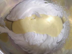 再将混合好的蛋黄糊倒回蛋白里面混合均匀，取一半混合好的蛋糕糊装入裱花袋备用。