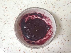 6g玉米油和6g甜菜根粉放在一起混合均匀。