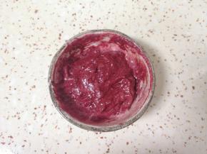 加入少量的蛋糕糊混合均匀，再将混合好的红色蛋糕糊和剩下的一半蛋糕糊一起混合均匀。