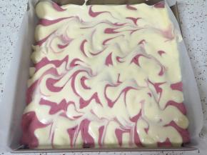 用手指划出图案。