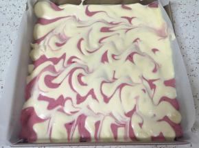 用手指划出图案。