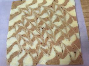 蛋糕卷出炉（变色了）晾至手温，去掉油纸。