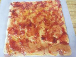 毛巾卷的一面朝下摆放，反面抹上一层草莓果酱。