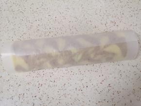 卷起来放入冰箱冷藏定型。