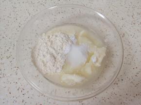 油皮所有的食材放入盆里。