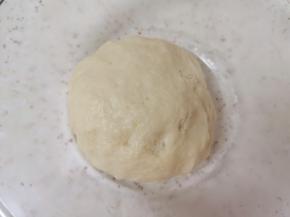 带上一次性手套揉成面团，装入保鲜袋静置20分钟左右。