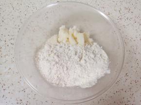 油酥的食材放入盆里。