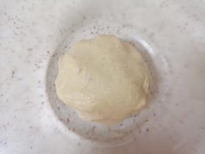 带上一次性手套抓捏成团备用。