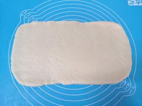 静置好的油皮面团擀成长方形大面片。