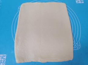 包好的面团顺着接口方向继续擀开成长方形的大面片。