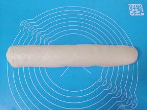 将擀开的面团从长的方向收紧卷起来。