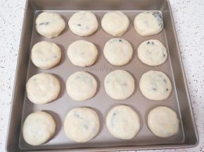 做好的红豆酥饼生胚放入不粘烤盘。