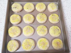 刷上一层蛋黄液，撒上熟白芝麻。