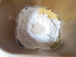 加入面包粉和南瓜粉，最后加入发酵粉。