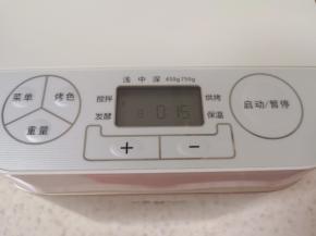 选择面包机的“和面”功能，揉面15分钟。