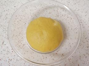 揉好的面团从面包机桶内取出整形，放入盆里盖上保鲜膜发酵至两倍大。