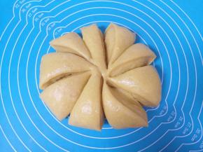 将面团拍打排气，分成9份。