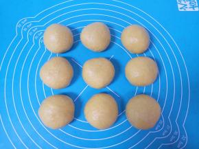 揉光滚圆，盖上保鲜膜松弛10分钟左右。