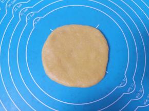 取一个小面团擀开。