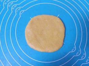 取一个小面团擀开。