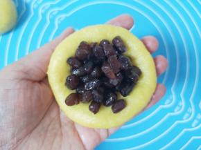 放上1勺蜜豆，用虎口慢慢向上推挤收口。